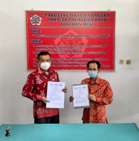 Penandatanganan MoU antara FH Universitas PGRI Palangka Raya dan Fakultas Dharma Sastra IAHN-TP Palangka Raya