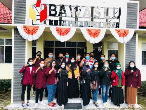 Mahasiswa Fakultas Hukum Universitas PGRI Palangka Raya mengikuti Kegiatan Kuliah Lapangan di Bawaslu Kota Palangka Raya.